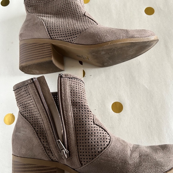 EUC Cityclassified tan perforated faux suede ankle booties - size 8.5 TTS - Picture 3 of 6